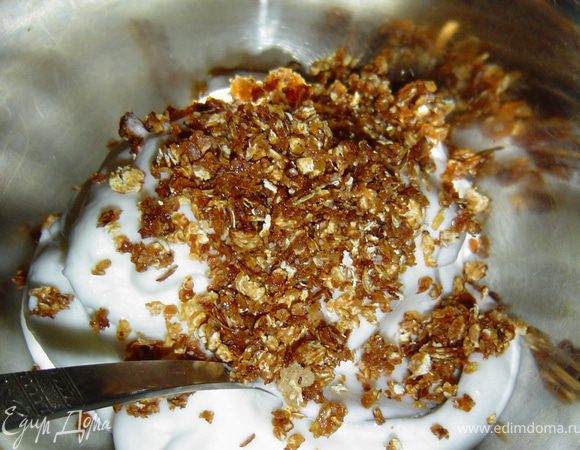 Взбиваем сливки до устойчивых пиков, к ним добавляем мед, виски и овсяные хлопья(немного оставляем для украшения), аккуратно перемешиваем. 