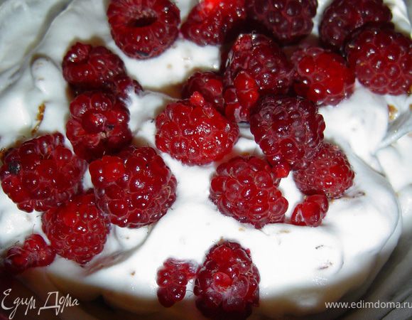 Добавляем малину и еще раз перемешиваем.