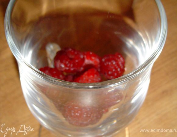 На дно бокала кладем малину, 