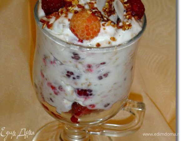 а сверху выкладываем сливки с овсяными хлопьями и малиной. Украшаем хлопьями овсяными, ягодами малины и кокосовой стружкой.