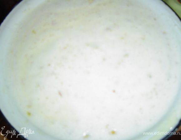 Творог пропустить через мясорубку или растереть с помощью блендера. Желтки отделить от белков. В миске растереть масло, добавляя поочередно по 1 желтку и по 1 ст. л. творога, продолжая растирать, всыпать сахар с ванилином. Взбить белки и добавить их в творожную массу, добавить сухари, изюм, цедру лимона, мандарина и аккуратно перемешать.
 Форму смазать маслом, посыпать сухарями и выложить творожную массу.
 Выпекать при температуре 60-170 гр. около часа. Чтобы поверхность сильно не подрумянилась, накрыть фольгой.
 Готовый торт остудить, не вынимая из формы. Сверху украсить взбитыми сливками.
 Хочу принести свои извинения за то, что не разделяю текст рецепта пошагово, это из-за того, что при загрузке рецепта постоянно сбрасывает фотографии с описанием, а у меня нет времени, да и терпения не хватает постоянно загружать не только фото, но и текст, который приходиться отдельно сохранять...