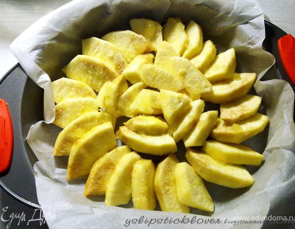 Айву помыть, очистить от кожуры, нарезать на  дольки.