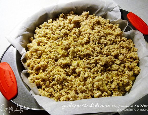 Разогреть духовку до 180 С. На дно формы для выпекания выложить дольки айвы, полить из жидким медом. Сверху выложить крошку и отправить в духовку на 15-20 мин.