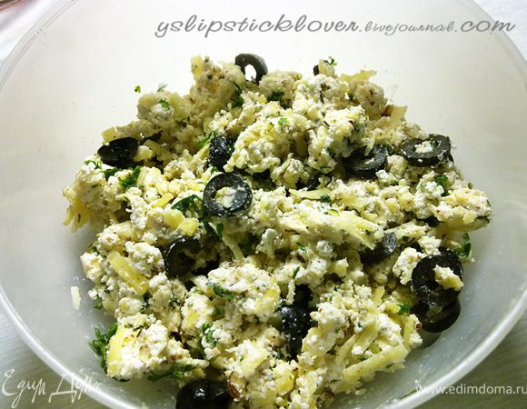 Сыр натереть на крупной терке. Орехи измельчить в крошку. Творог размять вилкой. Нарезать маслины и петрушку. Чеснок раздавить и измельчить. Разогреть духовку до 180 С. Смешать подготовленные ингредиенты для начинки, посолить, поперчить и добавить сухой орегано.