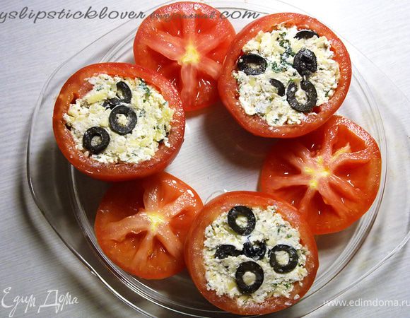 Начинить помидоры, выложить их в форму, сбрызнуть оливковым масло и накрыть крышечками. Отправить в разогретую духовку на 20 мин.