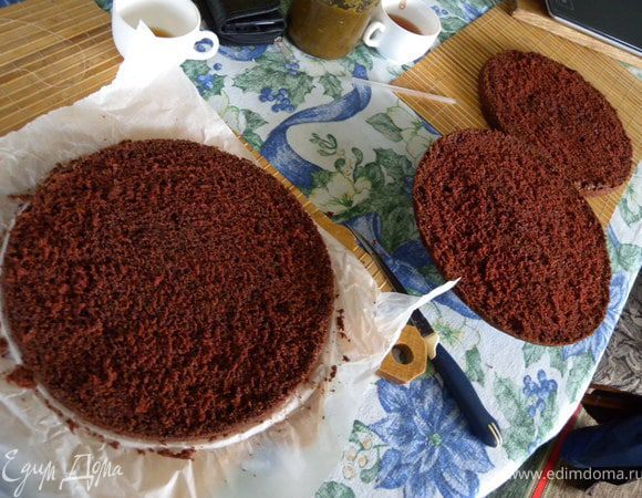 Порезать его на 4 коржа. Я делаю это с помощью обычной зубной нити (флос). 