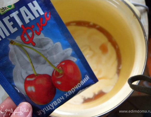 Далее делаем крем. Взбить все составляющие до кремообразного состояния. Я делала не с сахаром а с розовым вареньем (сироп без лепестков) и еще сметанфикс.  