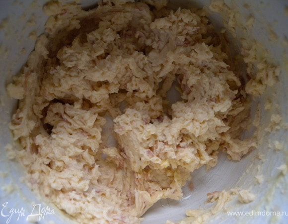 Перемазать коржи. Приготовить масляный крем. Я его сделала не с сахаром а с сиропом (с густым, с лепестками). Вообще лучше делать с сиропом. Если нет сиропа (розового,  земляничного, кленового... и т д) можно сделать обычный сахарный сироп. На 1 ст сахара - 1 стакан воды и проварить. 