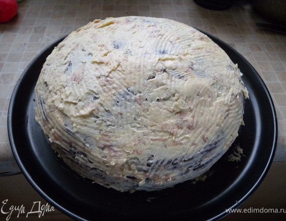 Покрыть масляным кремом торт (это нужно для того, чтобы прилипла мастика). Выровнять (на фото не выровнявшийся)