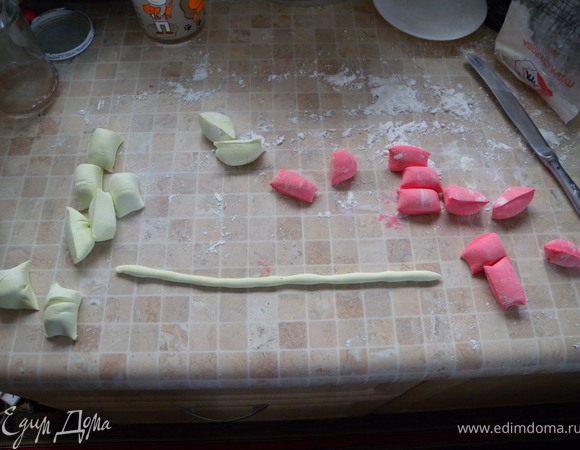 Приготовить мастику. У меня было очень мало времени, но все-же хотелось сделать что-то "такое"... Раскатать две "колбаски" поделить на ровное количество кусочков. 
