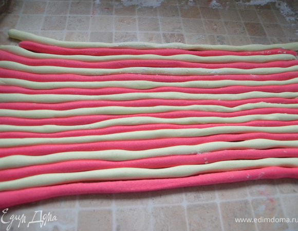 Из каждого раскатать тонкий жгутик. 