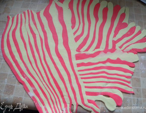 Прокатать их скалкой (шкура получилась :-) Вообще такой шкуркой можно покрыть прямоугольный пирог не обрезая краев - будет эффектно :-)