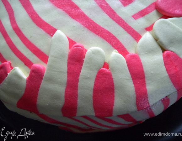 Уложить на торт, и разровнять. Обрезки лишние можно не выбрасывать а уложить еще поверх :-)