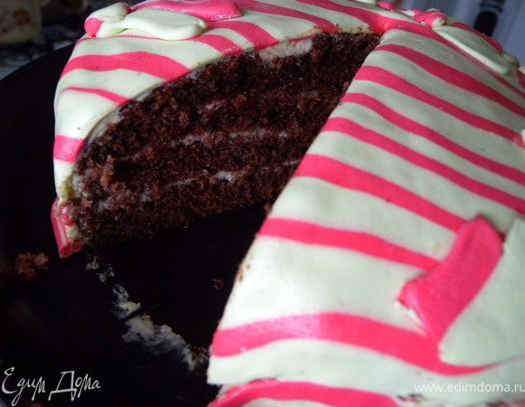 Вот так вот. Получилось очень вкусно. Из-за того, что торт пропитан сиропом - можно не ждать, пока он пропитается кремом а можно сразу резать и есть. Мы съели его через полчаса (ровно через столько мы сели пить чай в гостях). :-)