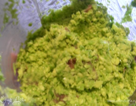 Авокадо моем, чистим и измельчаем в блендере (у меня оно было твердоватенькое, поэтому получилось такими маленькими кусочками), сбрызгиваем его лимонным соком. Анчоусы мелко режем, добавляем к авокадо и все перемешиваем.
