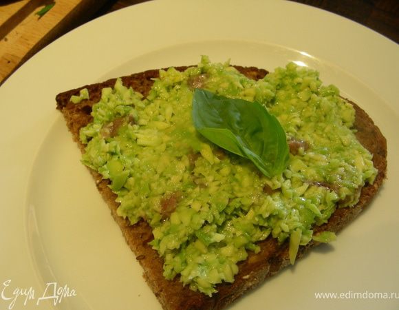 Выкладываем смесь на наш хлебушек, по желанию украшаем свежей зеленью и подаем. Приятного аппетита!