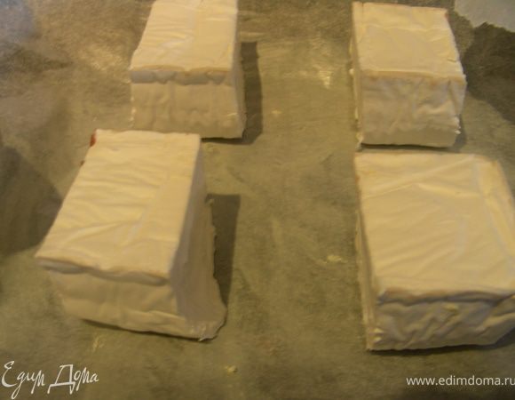 Хлебушек можно подогреть в тостере или на сковороде (я не стала), если хочется горяченького. Разогреваем духовку до 200 гр, берем форму для запекания, выкладываем бумагу для выпечки и на нее козий сыр. Запекаем минут 5.
