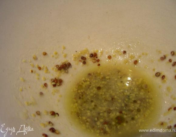 Для заправки смешиваем горчицу, уксус и масло.