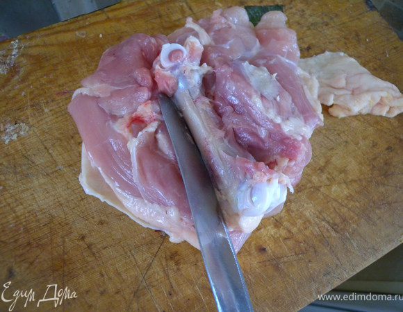 Ножом вырезать косточку. Косточку вырезаю по двум причинам: 1 - потом удобнее есть. 2 - быстрее потушится мясо.