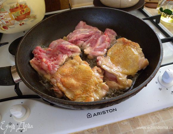 Обжарить с двух сторон на сковородке (сначала сторона со шкуркой) на растительном масле (минимум). 