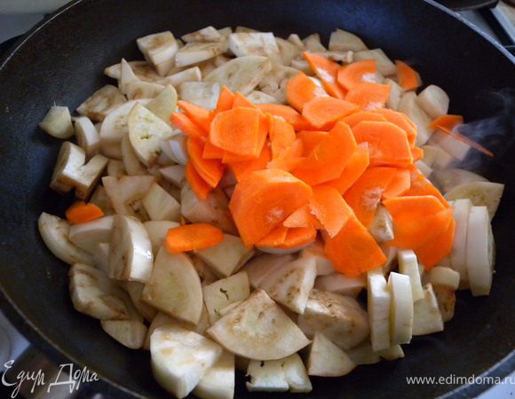 Обжарить на большом огне с морковью на растительном масле.  Только постоянно помешивайте. а то слой баклажанов быстро впитают масло и его не хватит на все. 