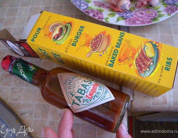 Влить полстакана воды (кипятка) и по столовой ложке табаско. 