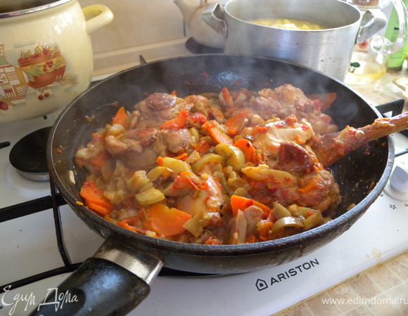 Постоянно помешивая протушить пару минут. 