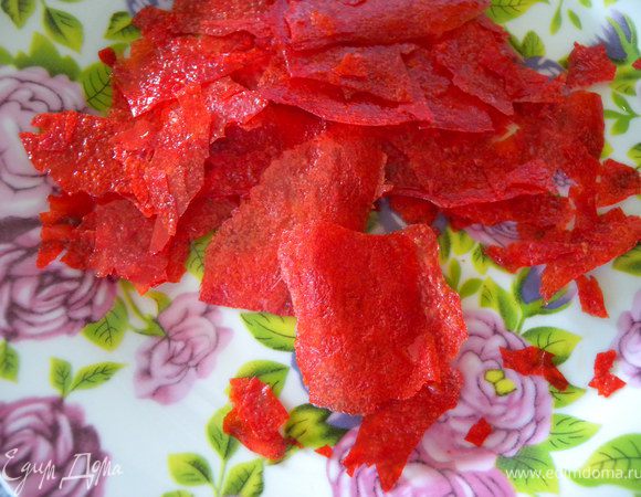 Поверх раскрошить помидорную пастилу 