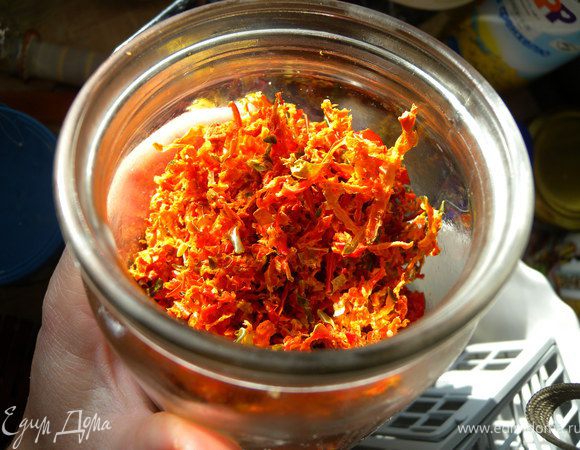 и посыпать сушеным красным перцем (потертым)