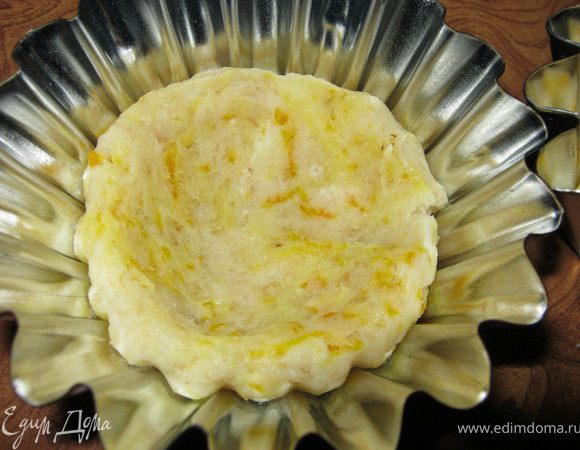 Вымесить тесто,разделить на кусочки,разложить на небольшие круглые формочки.Прижав пальцами и поставить в разогретую духовку до180С на 15 минут.