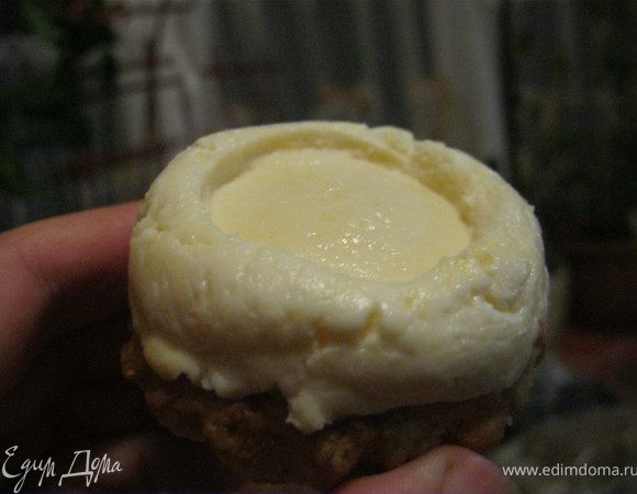 После выложить на него творожную массу делая небольшое углубление если джем жидковат.