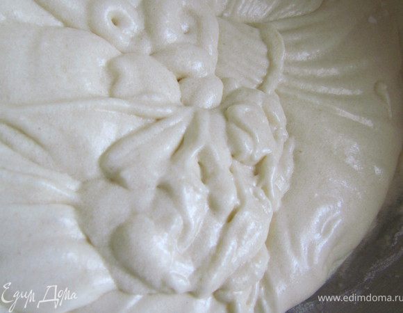 Делаем тесто: размягченное сливочное масло слегка взбиваем с сахаром, добавляем соль, ванилин, яйца, еще раз взбиваем. Просеиваем в чашу муку с разрыхлителем и перемешиваем, вливаем молоко, еще раз хорошо вымешиваем. Тесто готово.