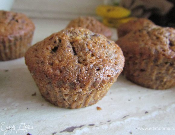 Добавляем шоколад к тесту.Выпекаем кексики в заранее разогретой до 175 С духовке 25-30 минут.