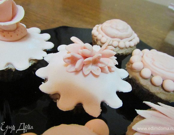 Я делала мастику по следующему рецепту: 100 гр. маршмелоу, 1 ч.л. сливочного масла, 1 ч.л. молока растопила на водяной бане, а потом добавляла сахарную пудру (сколько точно не скажу). 