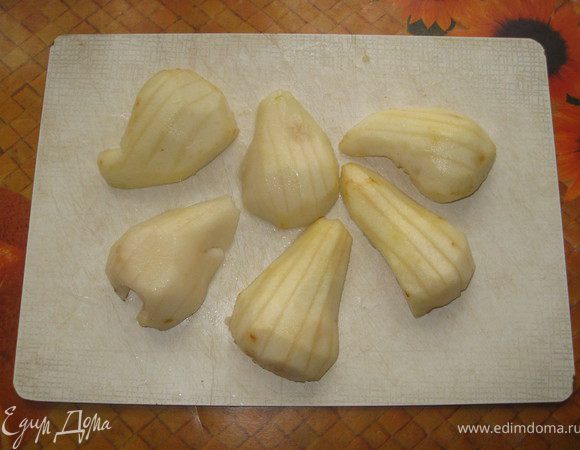 Груши чистим, разрезаем на половинки. На каждой половинке делаем надрезы. Сбрызгиваем соком лимона.