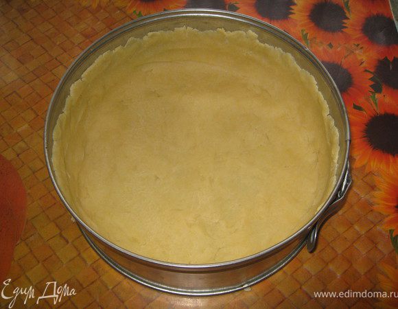 Достаем тесто и распределяем его по форме, поднимая края