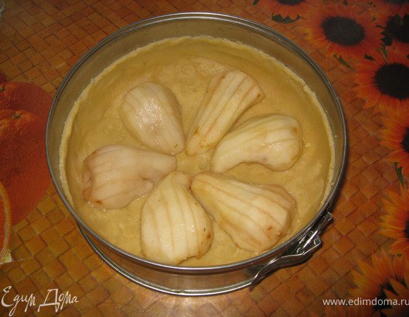 Красиво выкладываем груши в форму. Ровно подрезаем края теста