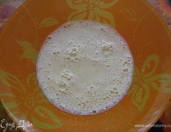 Для крема смешиваем яйца с сахаром, вливаем туда сливки, натираем цедру лимона и несколько капель ароматизатора "ром". 