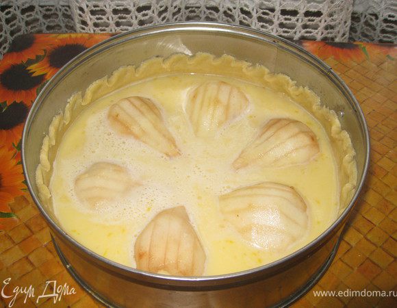 Выливаем крем в форму, стараясь не попадать на груши.