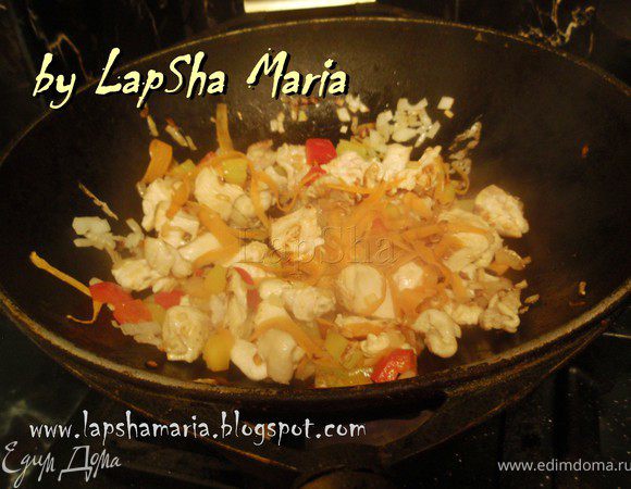 Куриную грудку помыть, протереть бумажным полотенцем и отделить от кости. Курицу и кожу нарезать на небольшие кусочки. Кость можно не выбрасывать, а добавить к тушению для ещё более яркого куриного вкуса. Лук нашинковать, морковь я нарезала с помощью овощечистки. Перец нарезать небольшими кубиками, чуть больше чем горошина. 
В сковороде разогреть оливковое масло. Сначала бросить лук на 2 минутки, добавить курочку и обжарить минут 5. Добавить перец и морковь и обжарить ещё 5 минут.