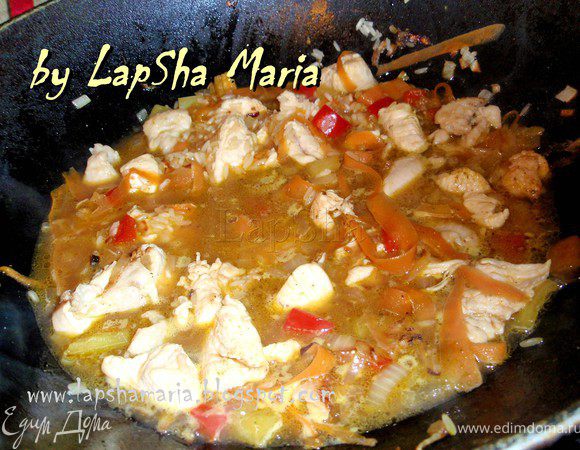 Затем рис и воду. Когда вода начнет булькать добавить приправы, шафран, карри, соль и перец. Тушить на маленьком огне при закрытой крышке 10 минут.