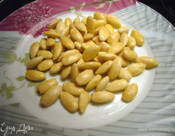 Миндаль залить кипятком на 5 минут, накрыть посуду. Слить воду, очистить миндаль от кожуры. Обсушить бумажным полотенцем(я ещё 30 сек в микроволновке подсушиваю на средней мощности, чтобы лишняя влага испарилась).