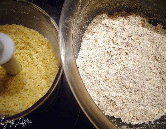 160 г хлопьев Nordic смолоть в муку до грубой муки (я это делаю в кофемолке), смешать с оставшимися хлопьями (60 г).
Миндаль мелко порубить в фуд-процессоре.