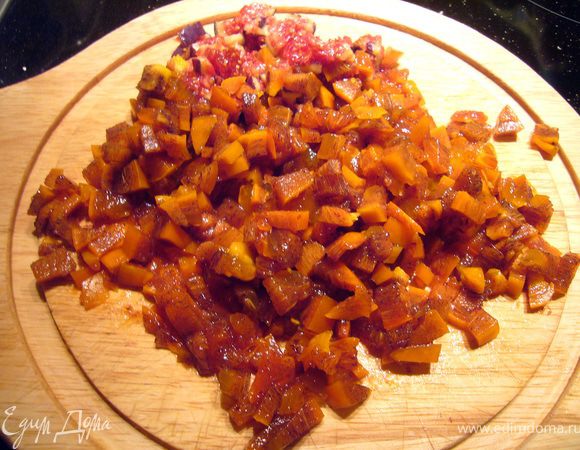 Половину всей хурмы и 1 инжир порезать мелкими кусочками. 