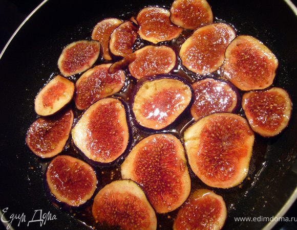 Пока кекс печётся, приготовим глазурь и инжир для украшения верха кекса.
Тростниковый сахар растопить с лимонным соком на сковороде (в сотейнике). Когда карамель станет гладкой, без крупинок, добавить коньяк. Прогреть пару минут и выключить. 
Инжир порезать тонкими лепестками (2 мм), окунуть с двух сторон в горячую глазурь. 