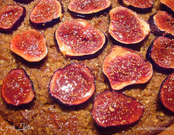 За 10 мин до готовности достать кекс, разложить инжир по поверхности, полить оставшейся глазурью и запекать ещё 10 мин. Кекс остудить полностью (в тёплом виде он очень рыхлый, будет рассыпаться при нарезке).