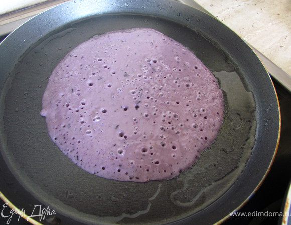 Для теста надо яичные желтки смешать с теплым молоком, добавить сливочное масло комнатной температуры, муку, соду и хорошо перемешать, чтобы не было комочков (я это делаю в блендере). Добавить чернику и хорошенько взбить блендером. Отдельно взбить белки с сахаром и вмешать в полученное тесто. Пожарить на растительном масле с обеих сторон. Подавать с черникой или сладким соусом, сметаной, медом :)