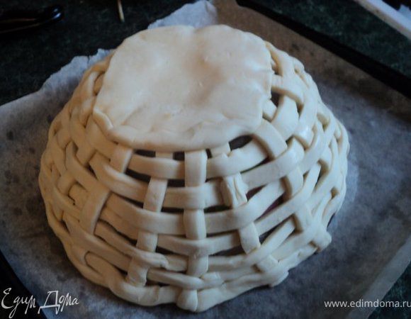 Готовое слоеное тесто разрезаем на полоски шириной 5-6мм.  Салатную тарелку                  ( стеклянную или  керамическую )  переворачиваем дном вверх, смазываем сверху растительным маслом и начинаем плести корзинку: сначала раскладываем вертикальные полоски по радиусу, а затем горизонтальные, переплетая . Сверху приклеиваем  донышко. 