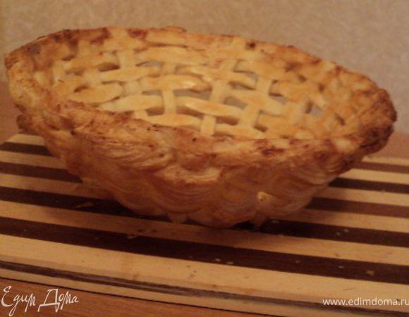 Сверху смазываем корзинку взбитым яйцом, ставим салатник на противень, застеленный бумагой для выпечки,  и выпекаем при температуре 200 градусов 20-25мин. Затем охлаждаем и осторожно снимаем корзинку из теста с салатника. Донышко может вспучиться, тогда его надо расслоить на две части и убрать верхнюю часть, что бы корзинка устойчива стояла.