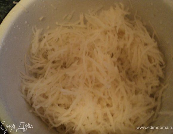 Картофель очистить от шкурки, промыть и натереть на терке для корейской морковки. Натертый картофель несколько раз промыть холодной водой, обсушить на бумажной салфетке.